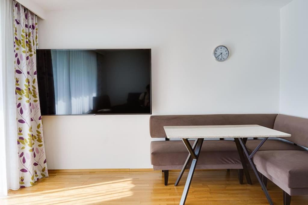 Apartment With Comfy Balcony